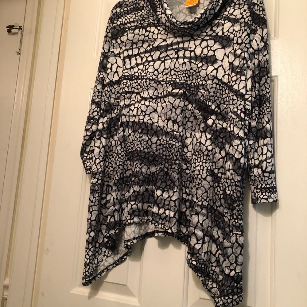 Ruby Rd. Black and White Patterned long sleeved top with scarf bottom.